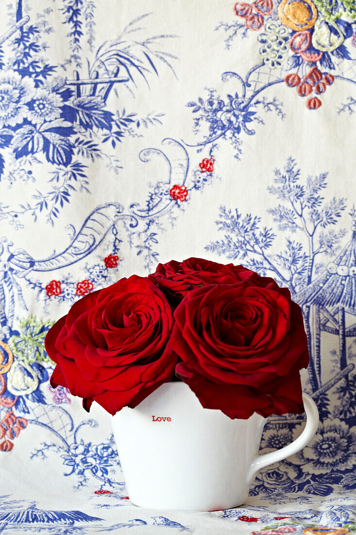 Rote Rosen und florale Mustertapete