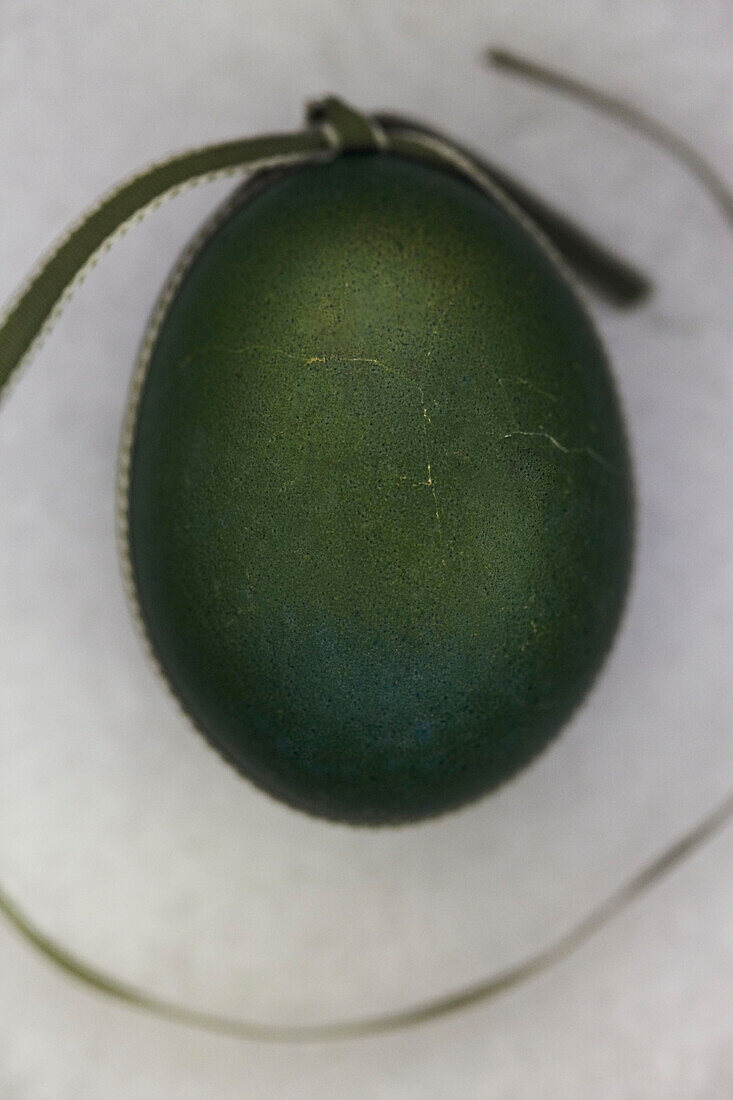 Einzelne gefärbte grüne Eier mit Schleife