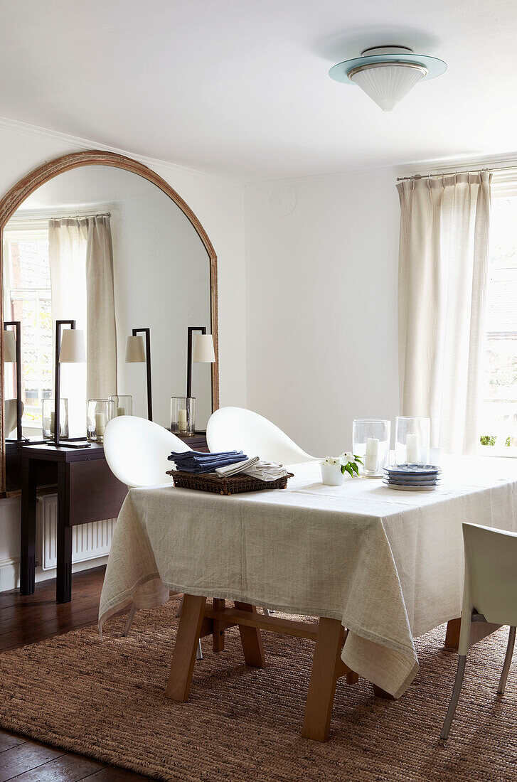 Dining room with table and white decor