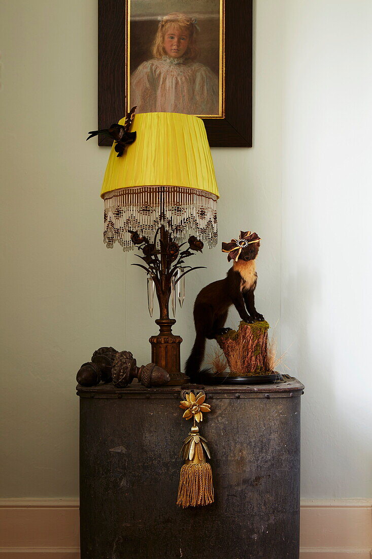 Vintage-Lampe auf Beistelltisch in einem Bauernhaus in Cumbria, England, UK