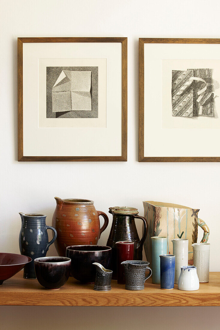 Sammlung und Präsentation von Keramikkrügen und Vasen