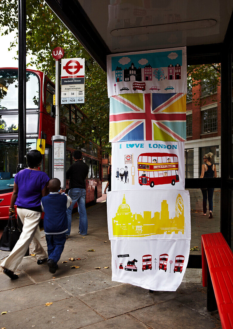 Londoner Straßenszene mit Geschirrtüchern - vollständige Beschriftung und Händler verfügbar