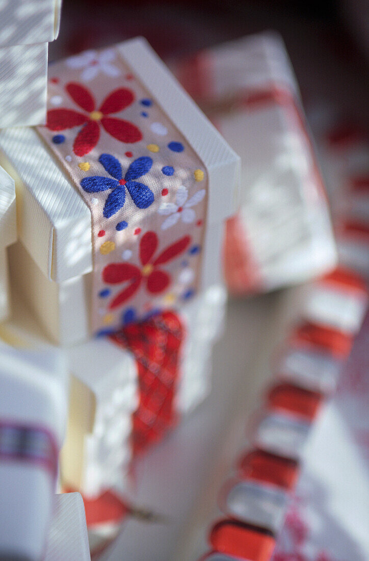 Nahaufnahme von mit Bändern verschnürten Weihnachtsgeschenkboxen