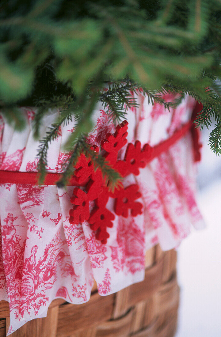 Weihnachtskorb Detail mit roter Schneeflocke