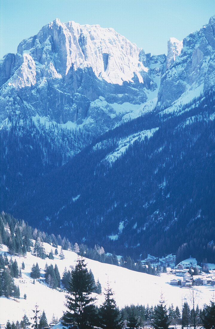 Verschneite Landschaft in den Dolomiten