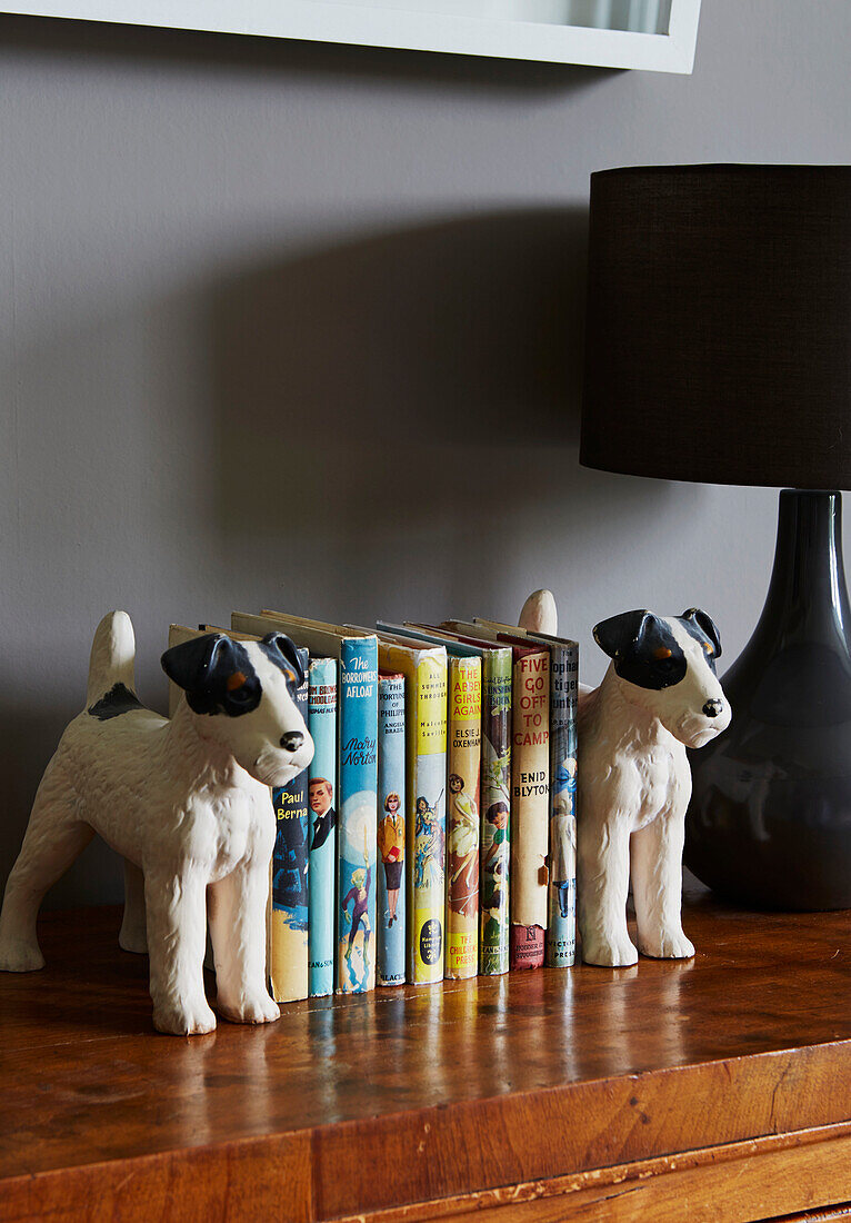 Kinderbücher mit Hundebuchstützen auf dem Sideboard im Haus der Familie in Rye, East Sussex, England, UK