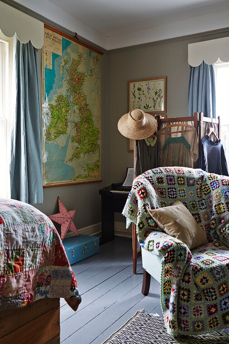Häkeldecke auf Sessel im Schlafzimmer des Hauses der Familie Rye, East Sussex, England, Vereinigtes Königreich