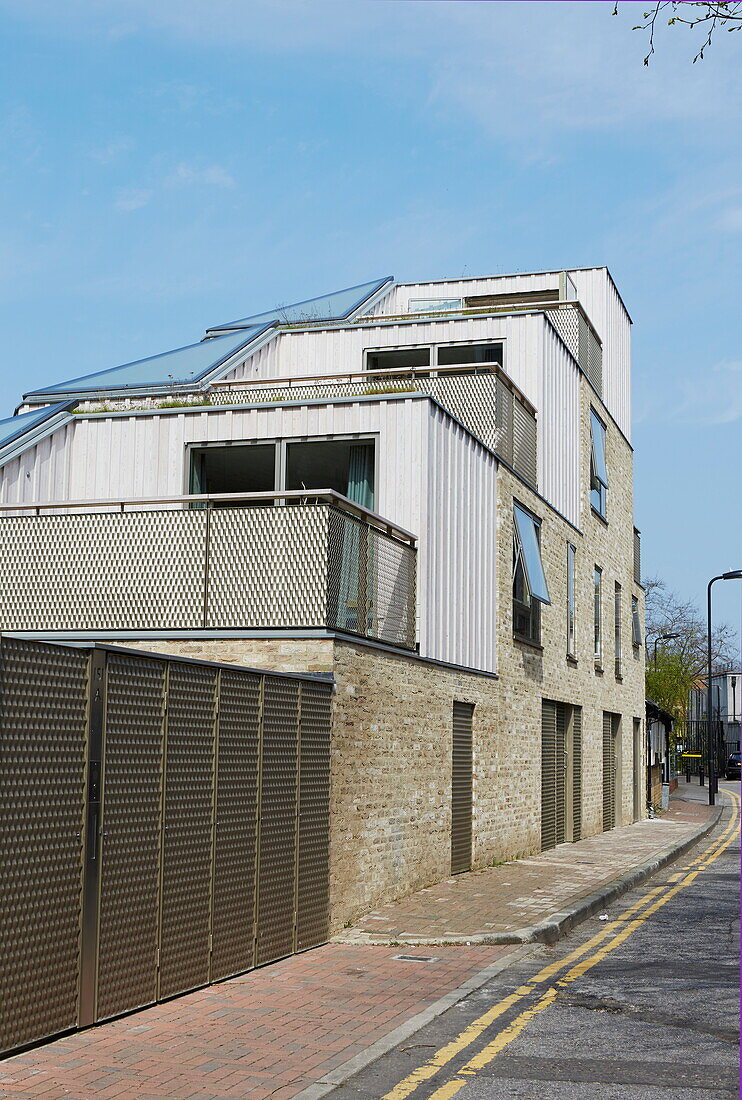 Vierstöckige Fassade eines modernen Hauses in London, England, UK