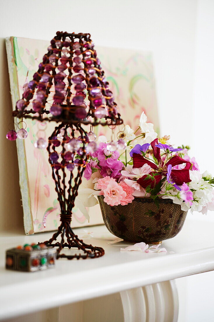 Vintage-Lampe und Blumen auf dem Kaminsims in einem Londoner Stadthaus, England, UK