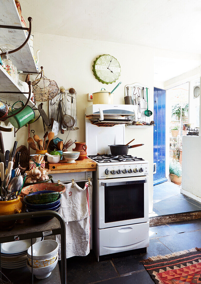 Weißer Gaskochherd in rustikaler Küche eines Hauses in Evershot, Dorset, Kent, UK
