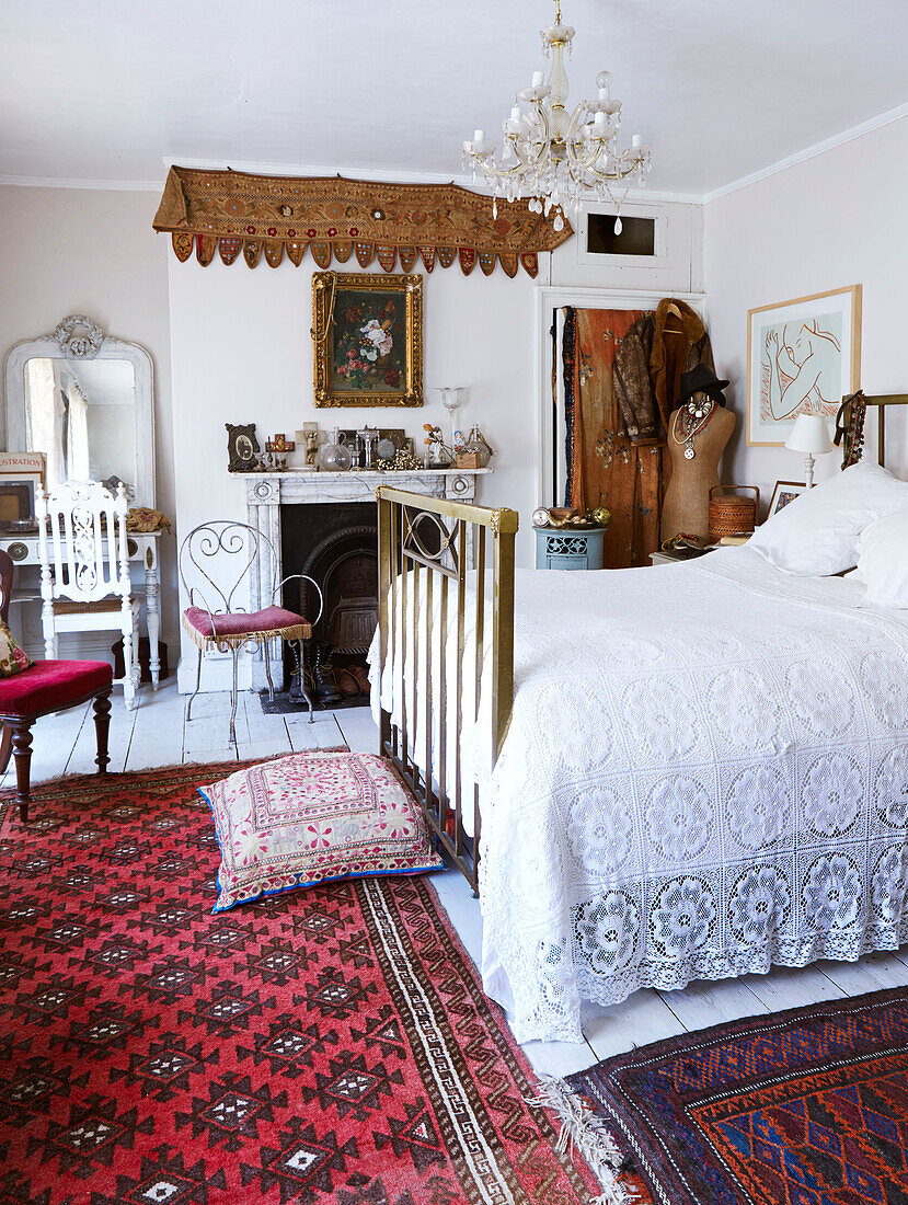 Bettdecke aus Spitze und Bodenkissen im Schlafzimmer eines Hauses in Evershot, Dorset, Kent, Vereinigtes Königreich