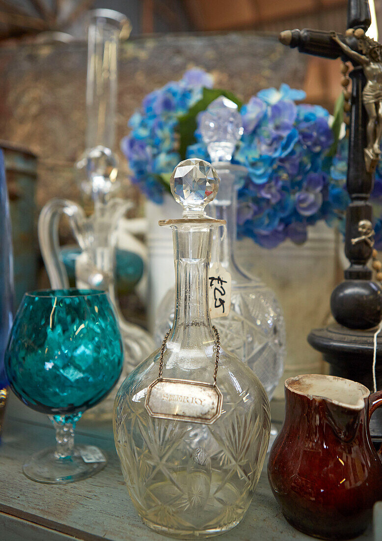 Sammlung alter Glaswaren in einem Antiquitätengeschäft in Evershot, Dorset, Kent, UK