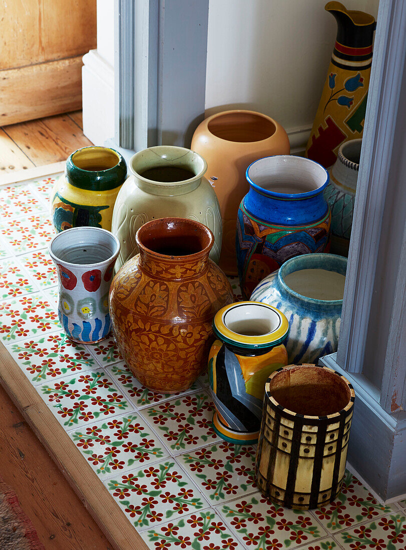 Eine Auswahl von Vasen auf einem gefliesten Boden in einem Londoner Haus, England, UK