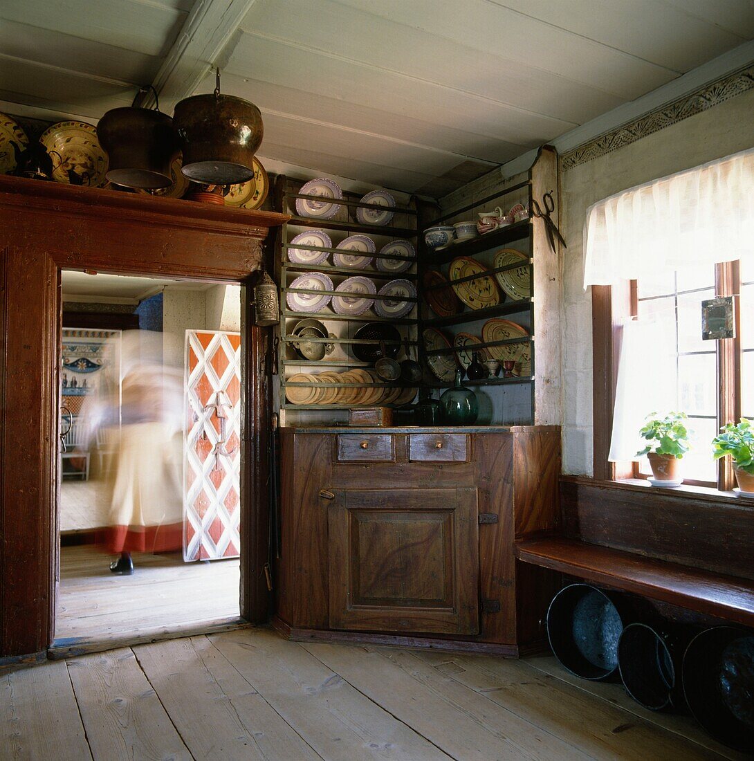 Holzeckschrank in einer Küche mit Fensterbank und ausgestellten Tellern