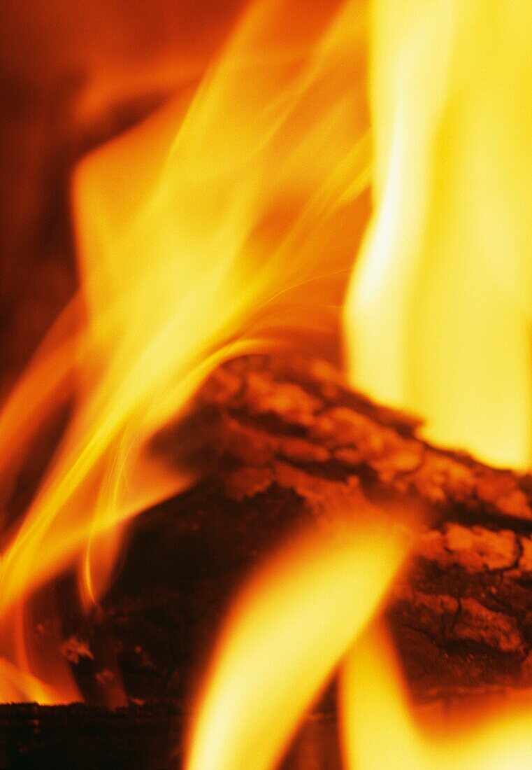 Flamme und Glut von Brennholz