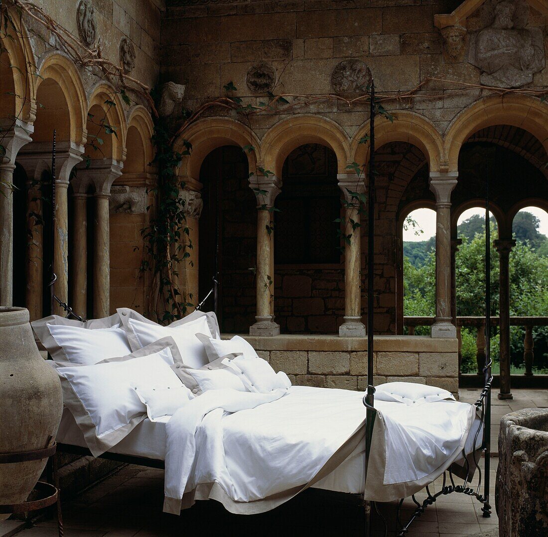 Ungemachtes Bett in einem Schlossinterieur