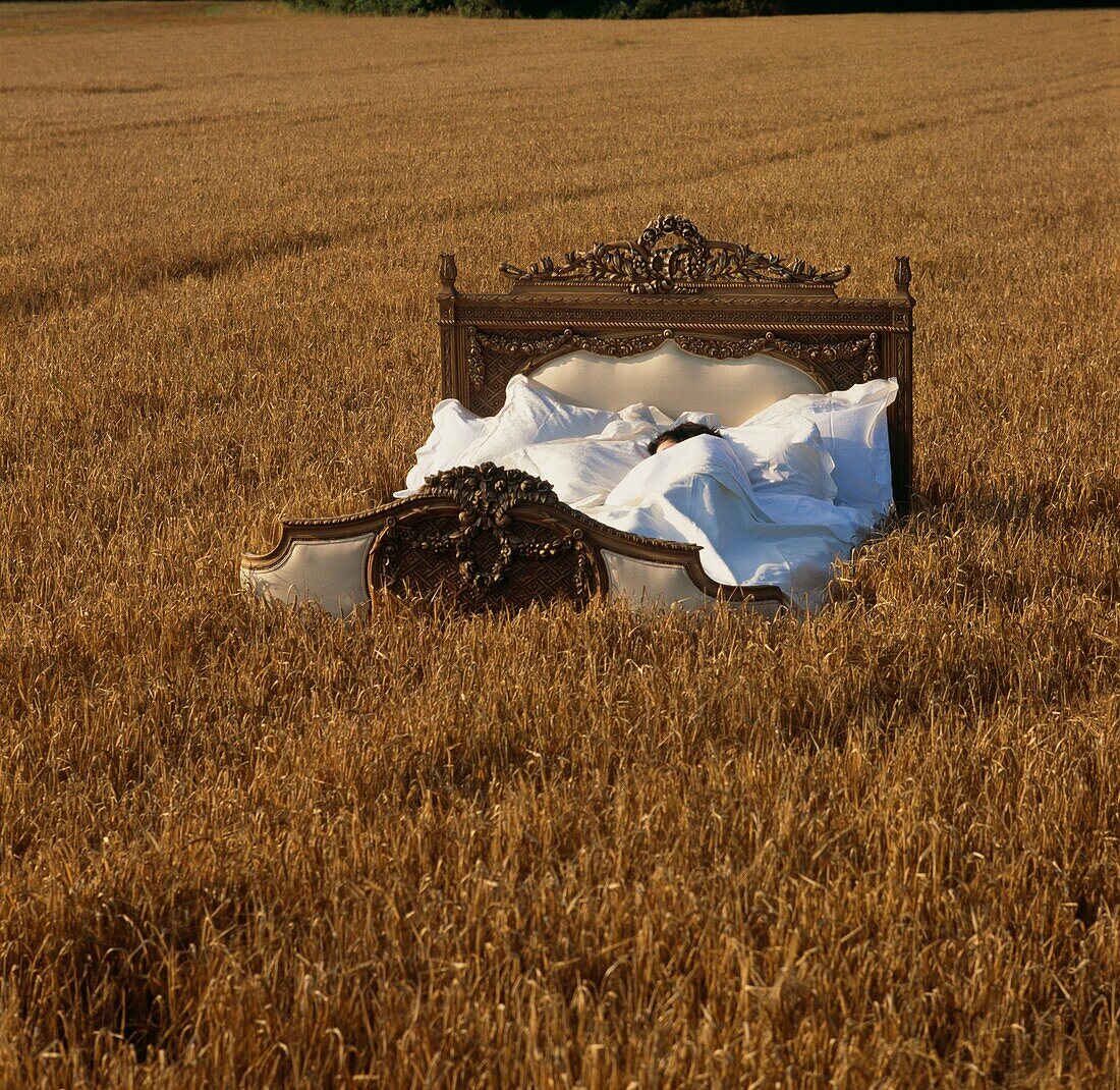 Mann schlafend in einem Weizenfeld