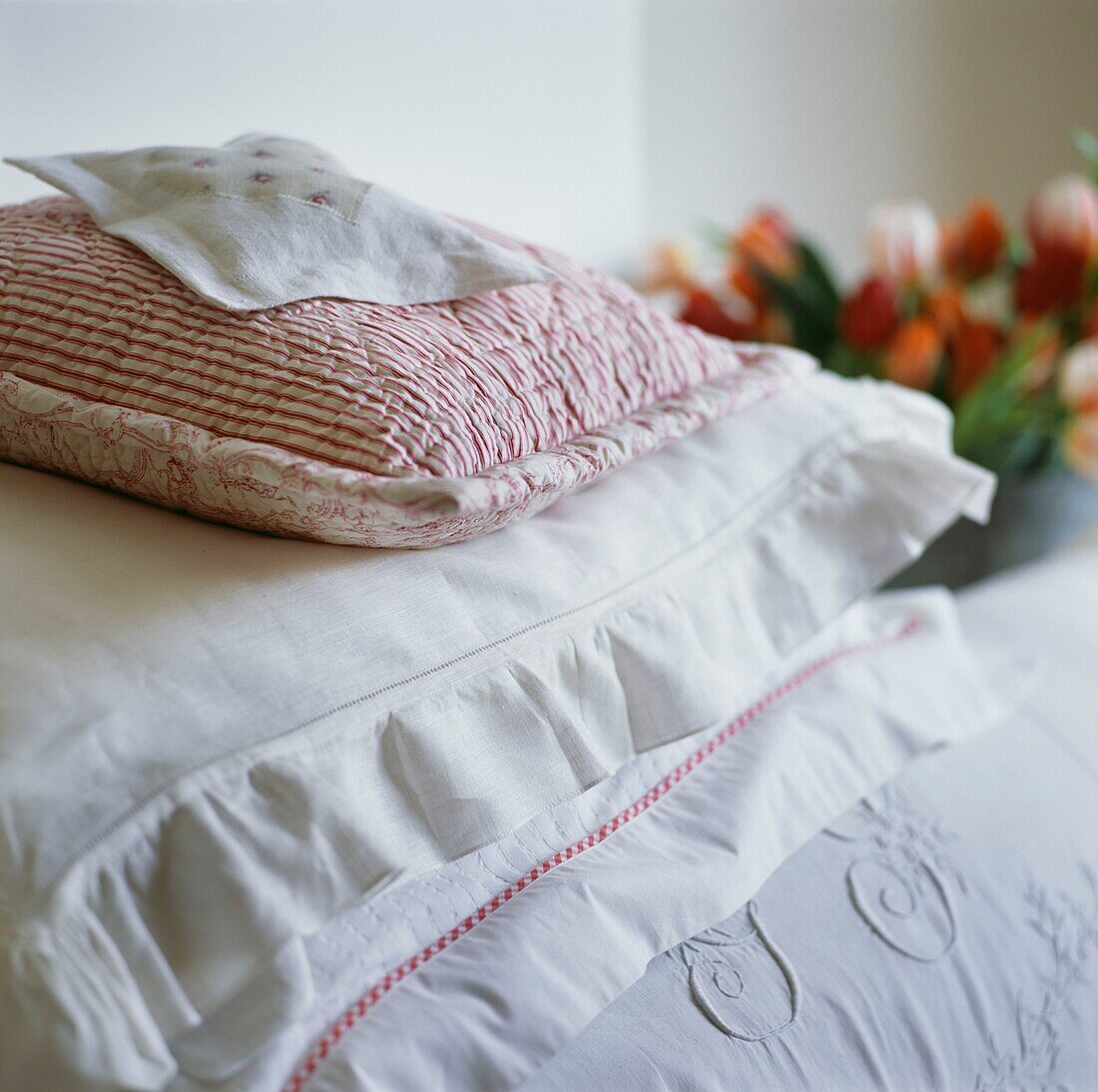 Kissen und Decken in weißem Leinen