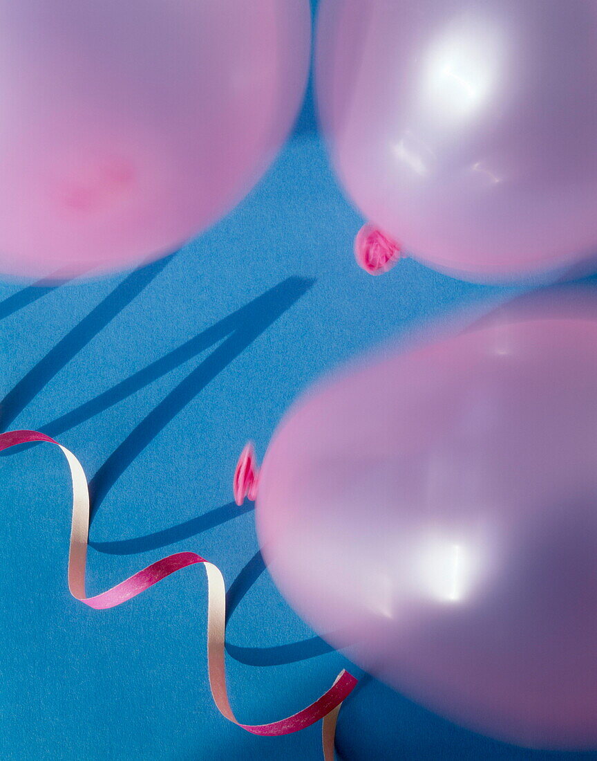 Drei rosafarbene Luftballons und ein Streifen Schleife