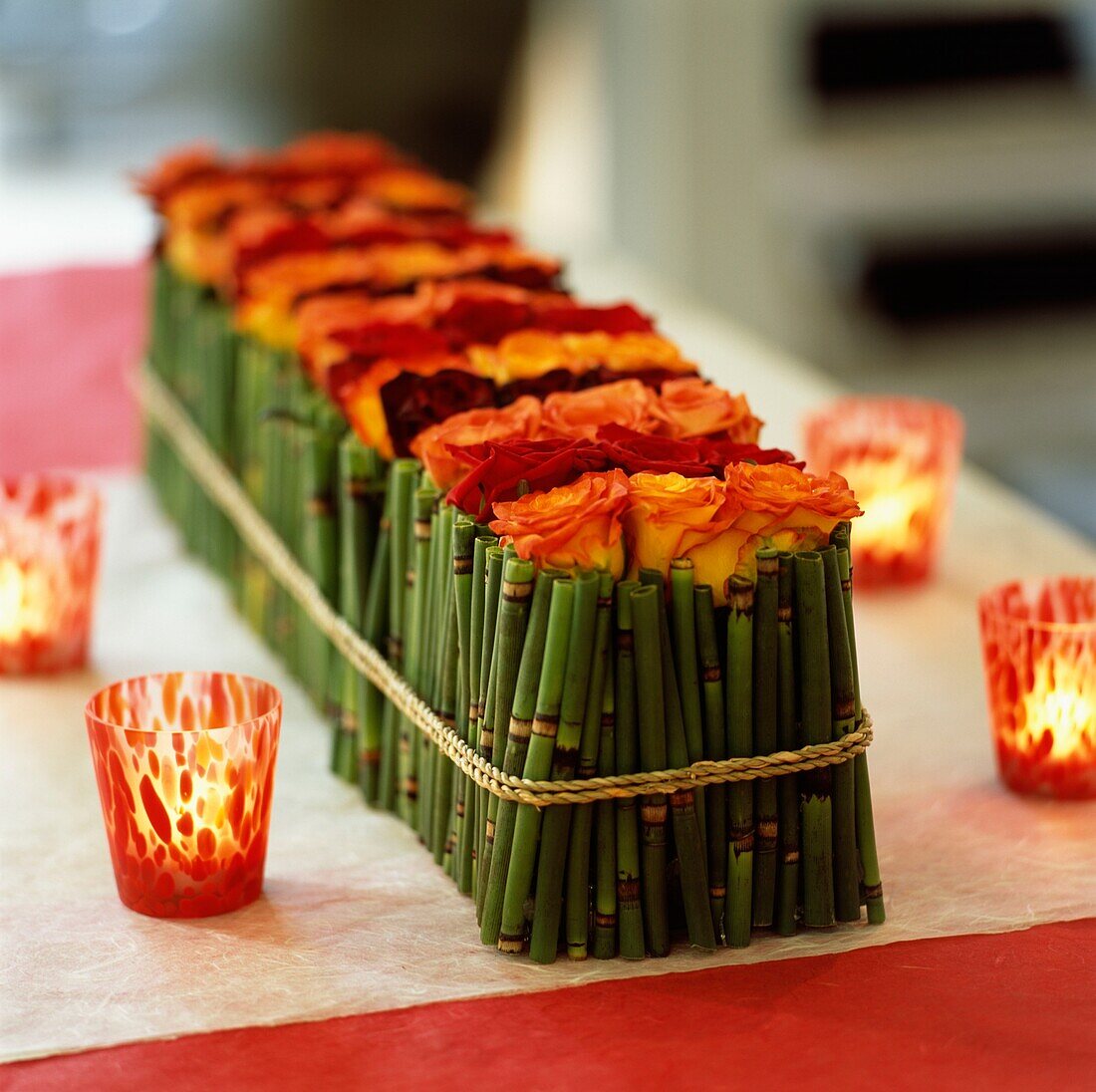 Tafelaufsatz aus Rosen und Bambus, mit Seil befestigt