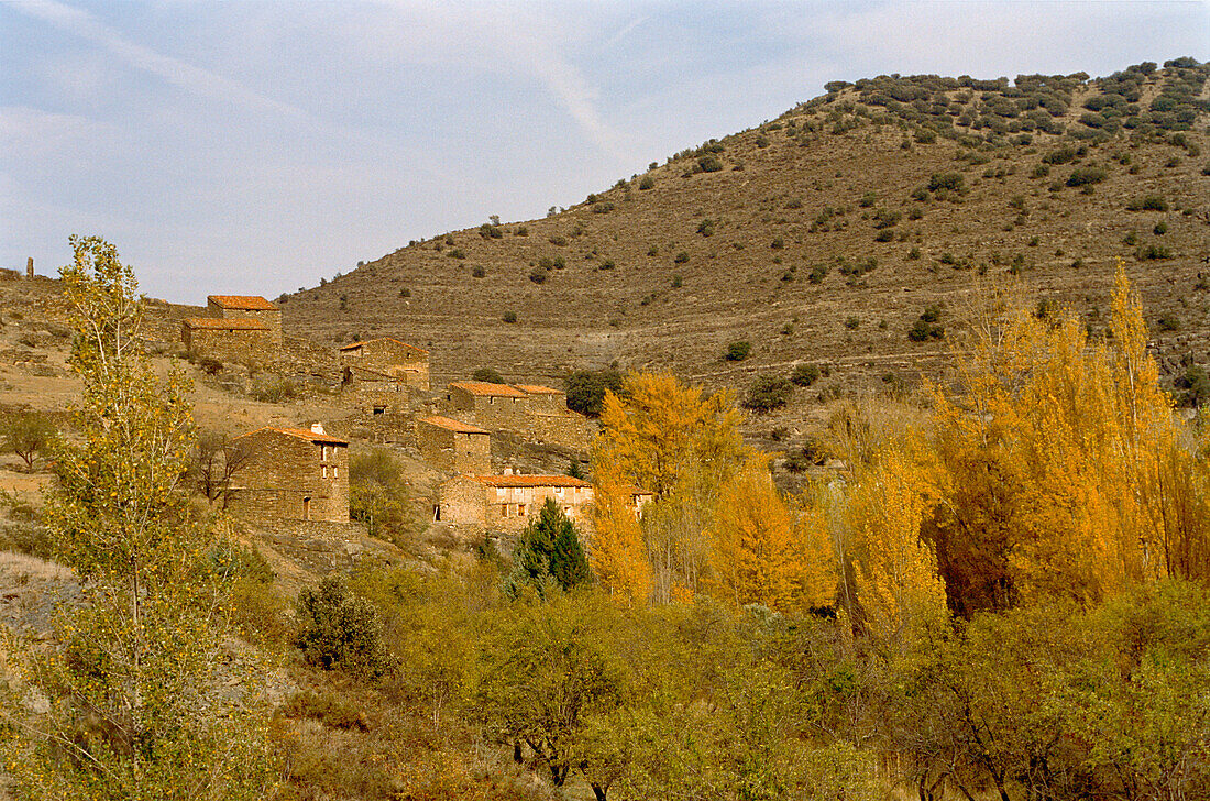 Kleines Dorf inmitten von Ackerland im Alhama-Tal in Andalusien