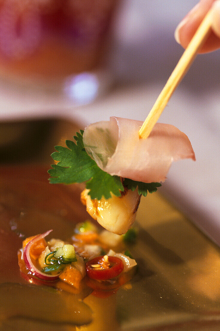 Bay scallops with Thai dipping sauce