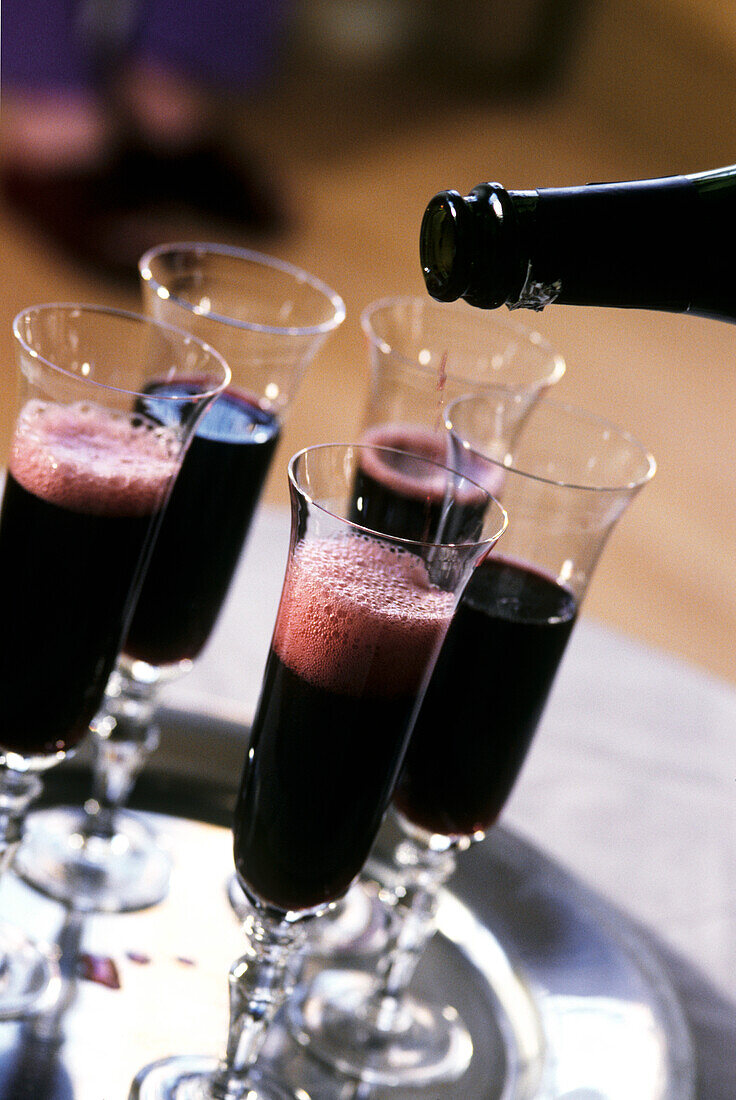 Sprudelnder roter Shiraz-Wein in Gläsern