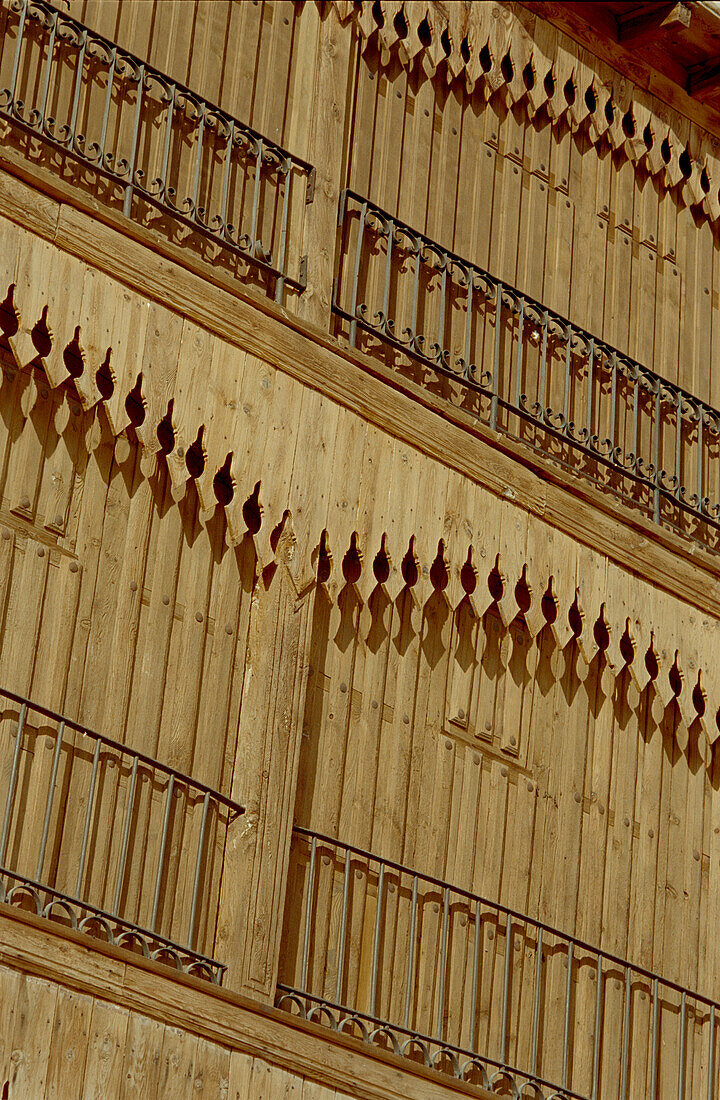 Stufenförmige Loggien an den Holzgebäuden auf der Plaza del Coso in Penafiel