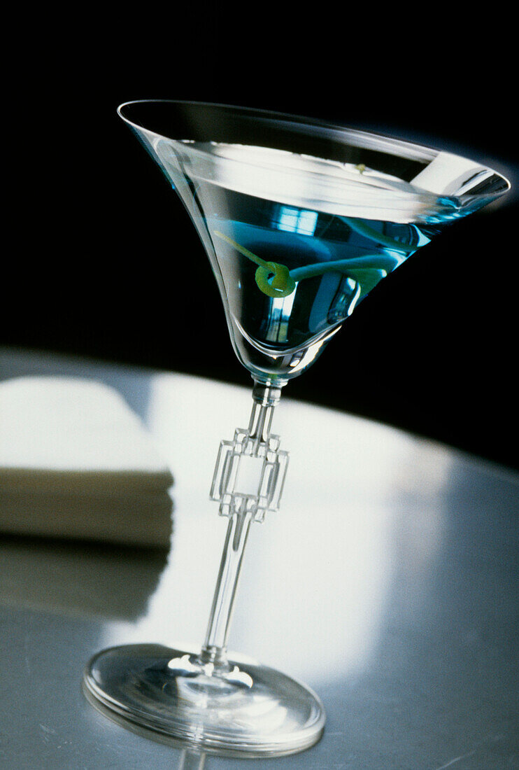 Glas Sapphire Martini auf glänzender Tischplatte