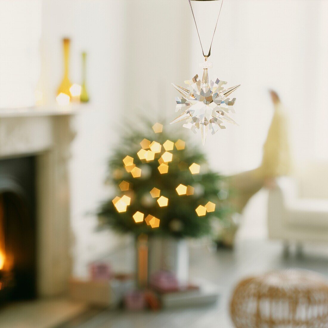 Weihnachtsschmuck aus Glas hängt in einem Zimmer mit Baum
