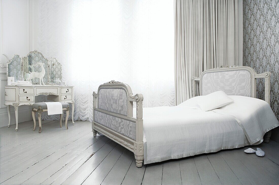 Schlafzimmergarnitur in neutralem weißen Dekor mit Hirschmodell auf dem Schminktisch als Symbol für Sanftheit und Liebe