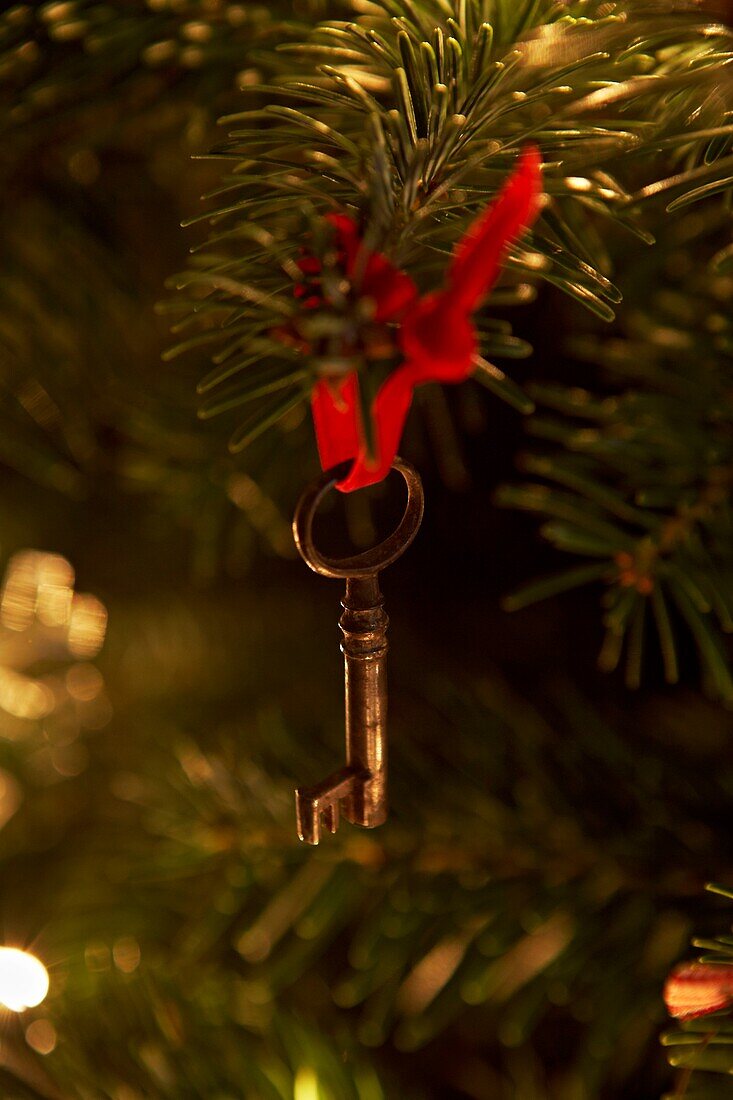 Antiker Schlüssel an einem Weihnachtsbaum in einem Londoner Haus UK