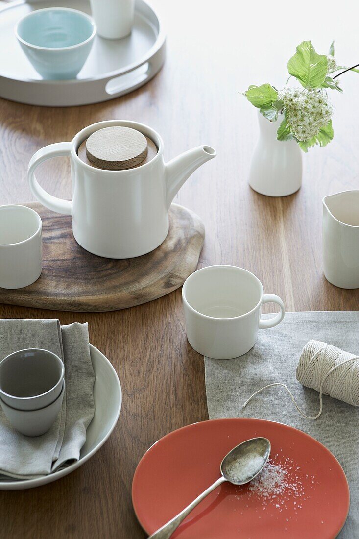 Teekanne mit Tassen und Zucker auf Tischplatte London UK
