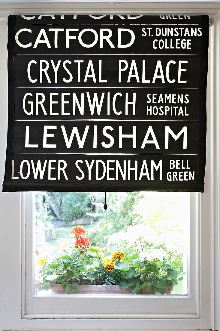 Londoner Ortsnamen auf Rollo am Fenster London UK