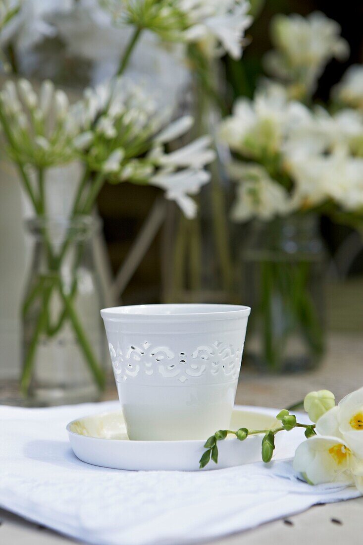 Weißer Kerzenhalter und Schnittblumen auf Gartentisch in London UK