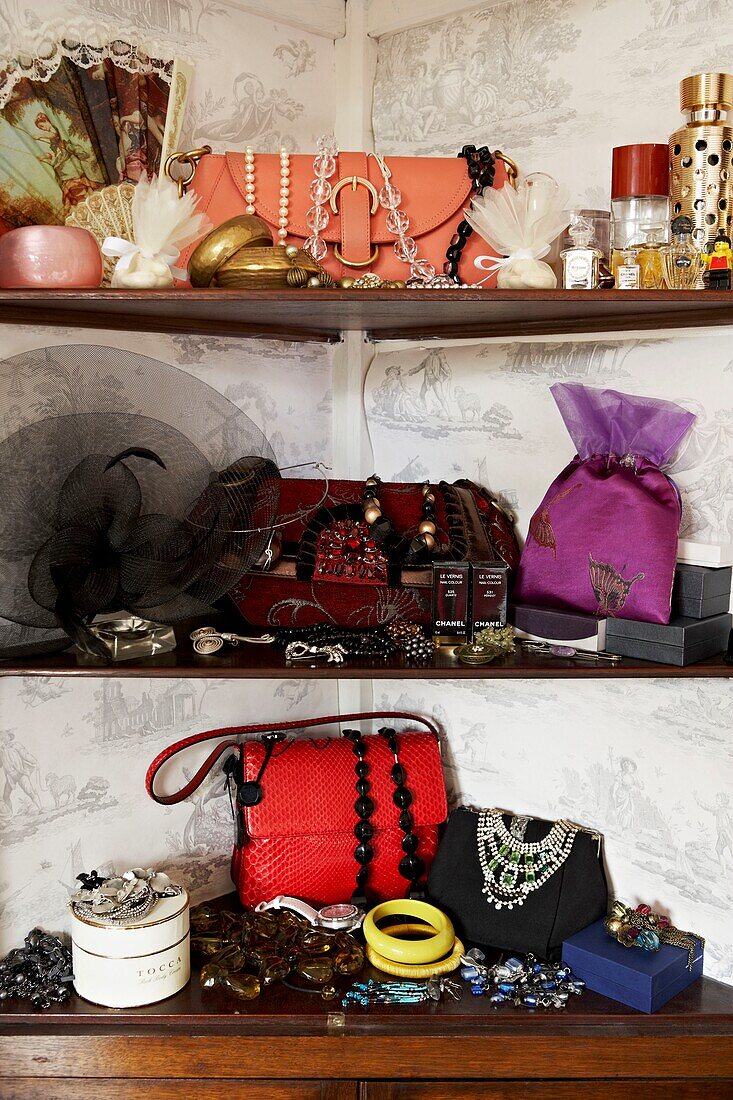 Handtaschen und Schmuck auf einem hölzernen Eckregal in einem Londoner Haus UK