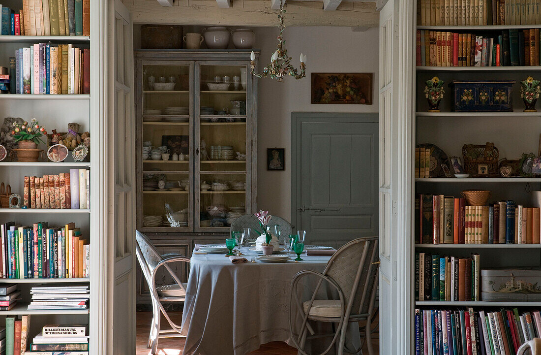 Wohninterieur mit Bücherregal und Esstisch