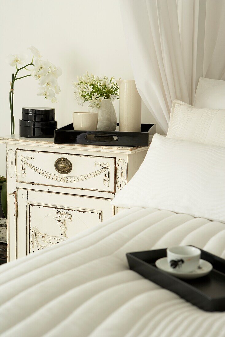 Knackige weiße Bettwäsche in einem weißen Schlafzimmer