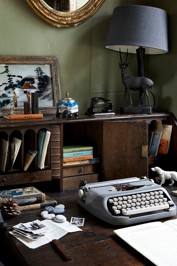 Kreativer Raum mit alter Schreibmaschine und gesammelten Artefakten und Erinnerungsstücken