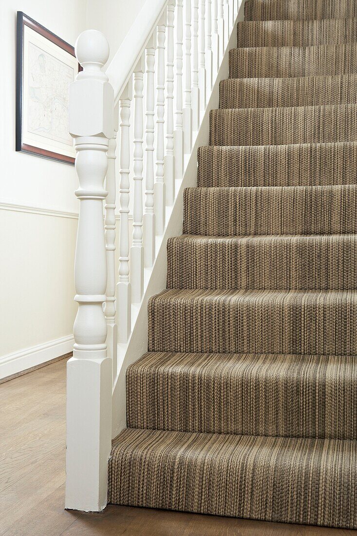 Teppichboden im Treppenhaus mit Geländer London England