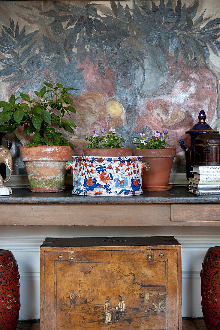 Beistelltisch mit Kunstwerken und Zimmerpflanzen in einem Haus in Greenwich, London, England, UK
