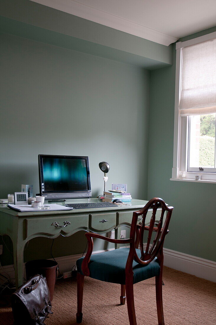 Computerbildschirm auf dem Schreibtisch in einem modernen Haus in Haywards Heath, West Sussex, England, UK