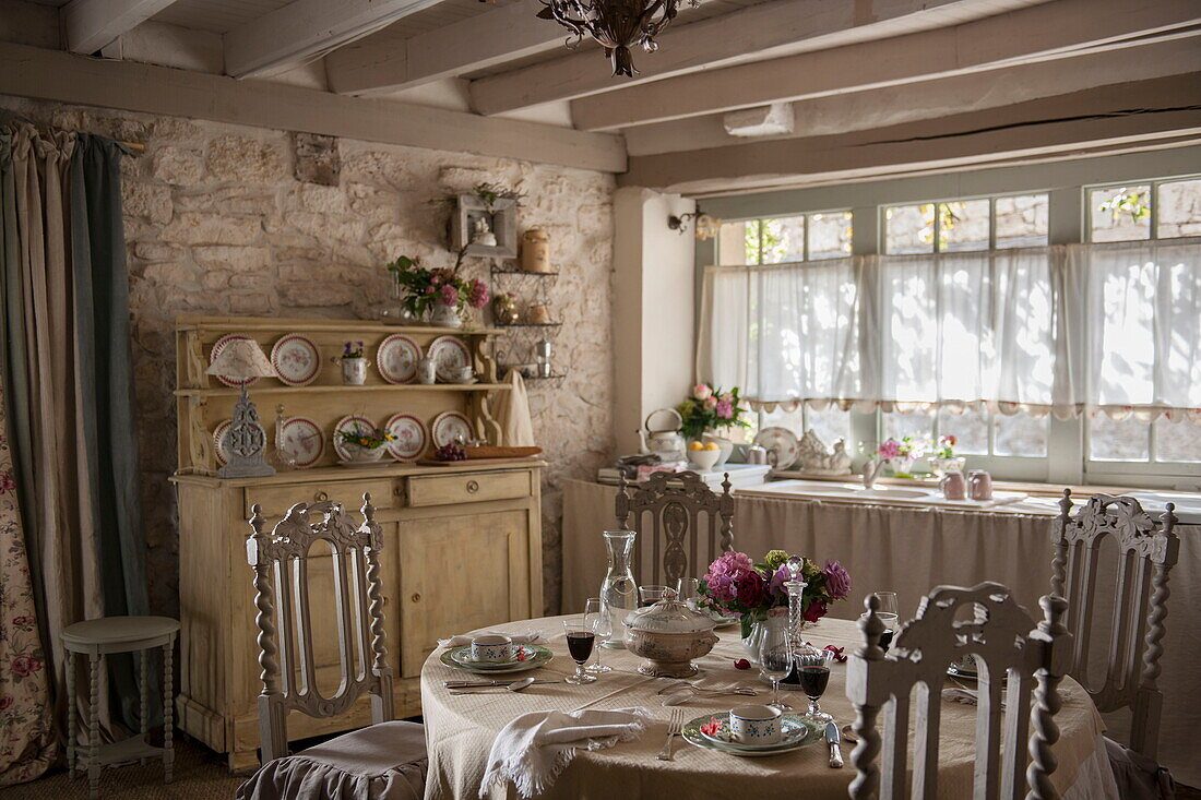 Offene Esszimmerküche mit hölzerner Kommode in einem Bauernhaus aus Stein, Dordogne, Frankreich