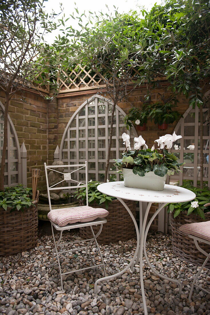 Klappstühle und Tisch im Innenhofgarten des Hauses Battersea, London, England, UK