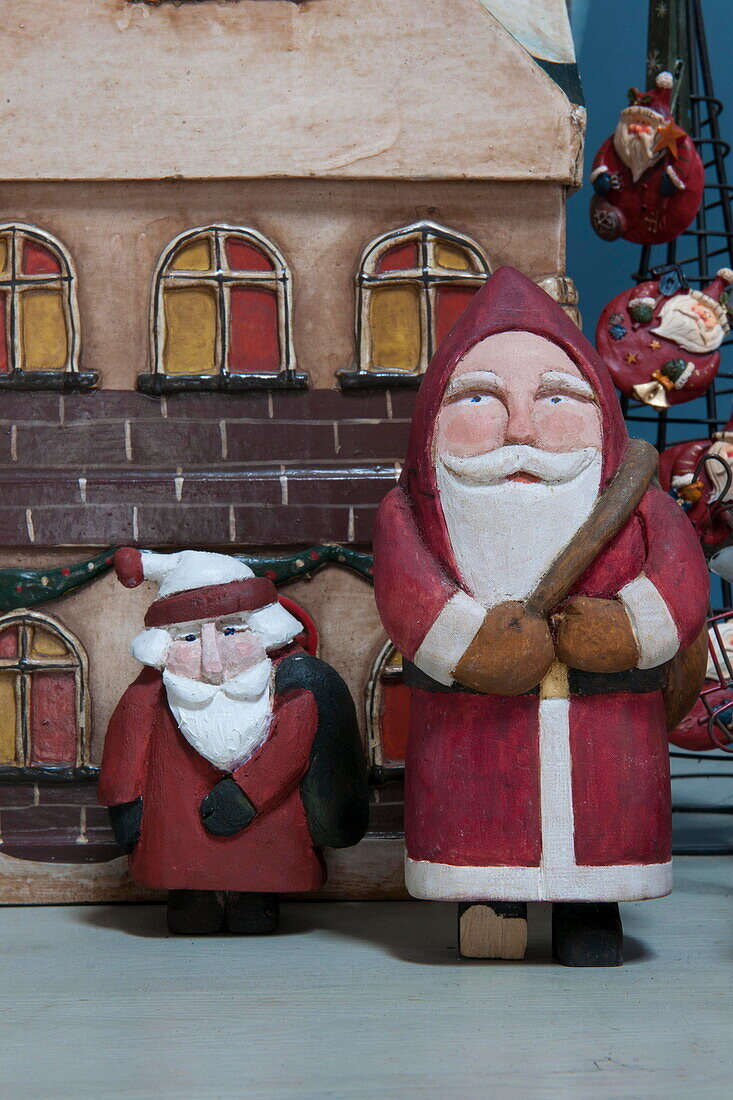 Zwei Weihnachtsmann-Figuren in einem Bauernhaus in Tiverton, Devon, UK