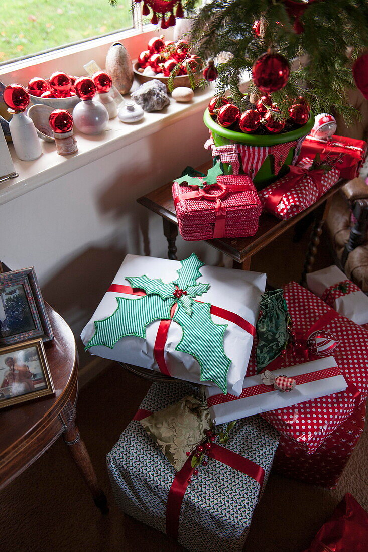 Eingepackte Geschenke unter dem Weihnachtsbaum in einem Bauernhaus in Tiverton, Devon UK