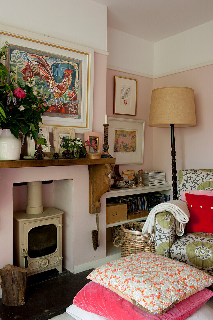 Sessel und Kaminofen mit Bodenkissen im Wohnzimmer eines zeitgenössischen Hauses in Lewes, East Sussex, England, UK