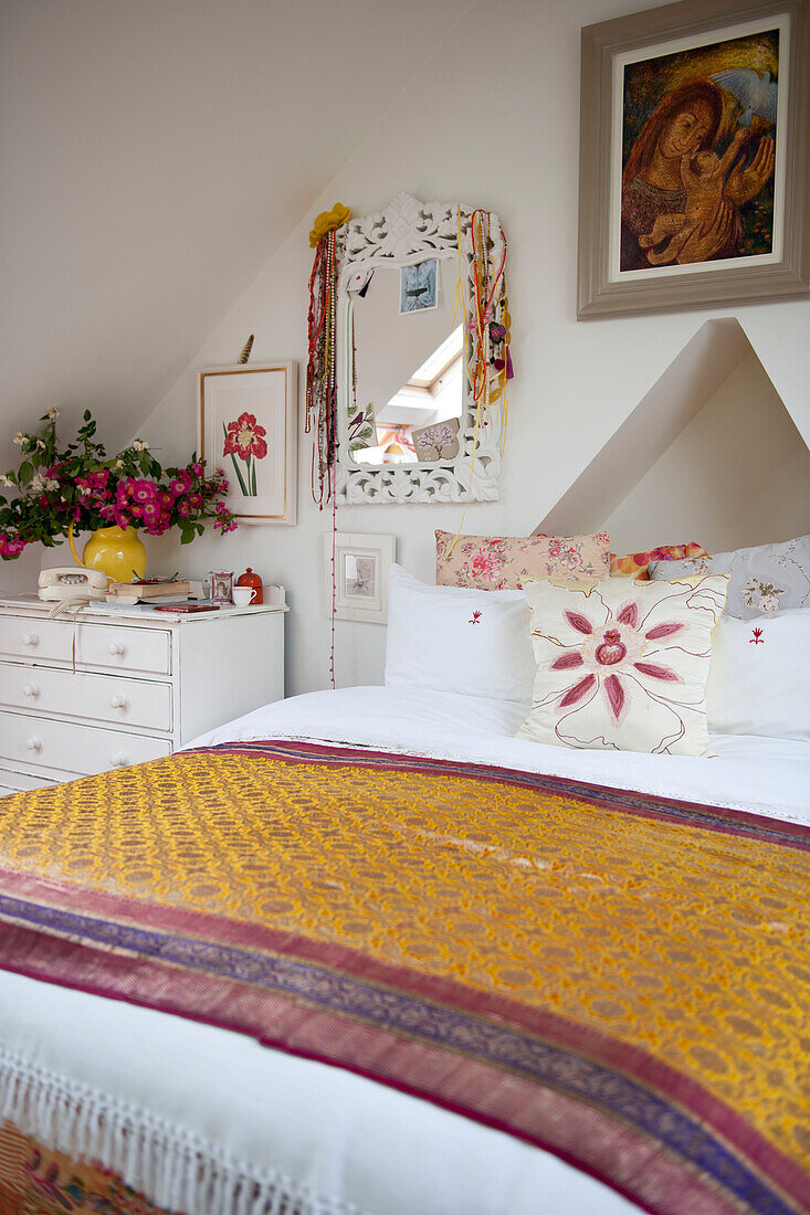 Doppelbett mit Sari-Stoffbezug in einem Haus in Lewes, East Sussex, England, UK