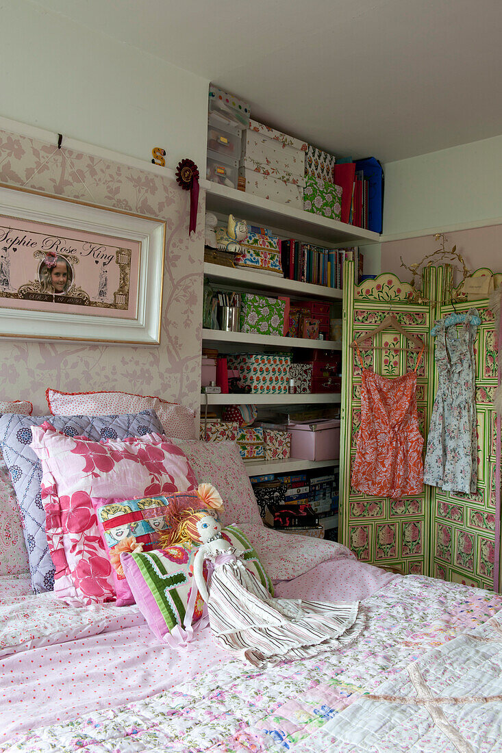 Sommerkleider auf Faltwand mit Ablageflächen im Mädchenzimmer, Lewes, East Sussex, England, UK