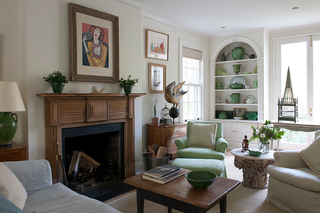 Sitzecke und Holzkamin im modernen Wohnzimmer eines Hauses in Washington DC, USA